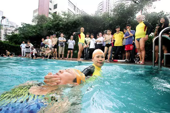 梦见自己在水里游泳(梦见自己在水里游泳很快很轻松)